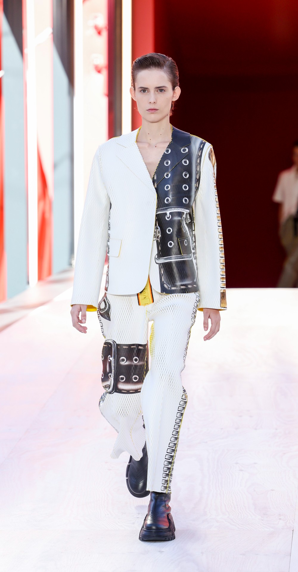 Louis Vuitton: la sfilata primavera estate 2023 al Louvre