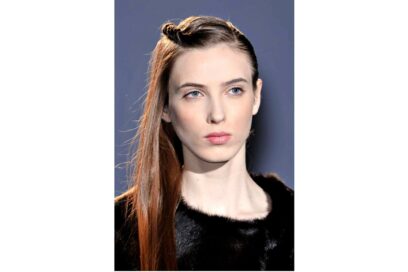 Raccoglie-il-ciuffo-e-crea-un-leggero-movimento-la-treccia-di-Roberto-Musso