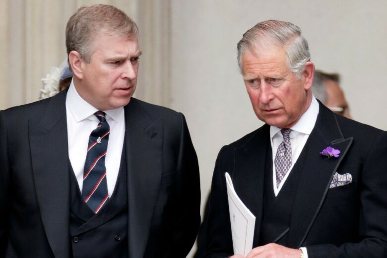 Re Carlo caccia il Principe Andrea da Buckingham Palace: «Non è più il benvenuto»