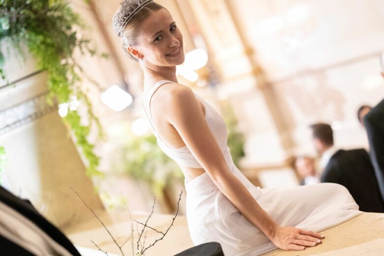 La tiara Swarovski fa brillare le debuttanti di Vienna