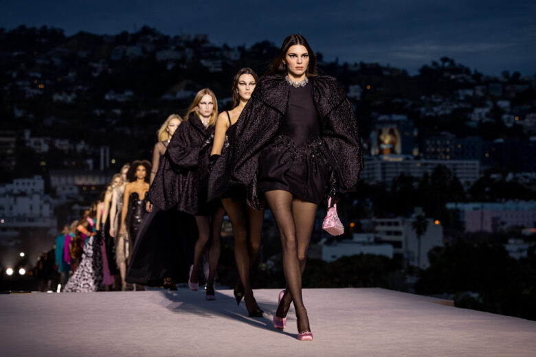 Versace: la collezione FW23 è un omaggio al glamour di Hollywood