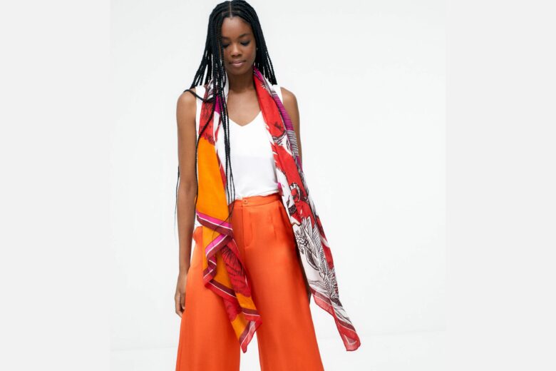 Surkana presenta il foulard della solidarietà