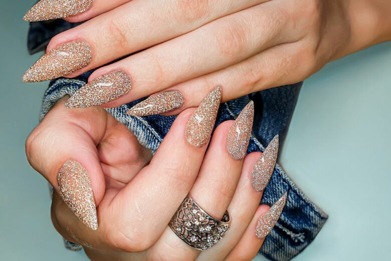 Unghie glitter 2023: tutte le manicure brillanti da provare!