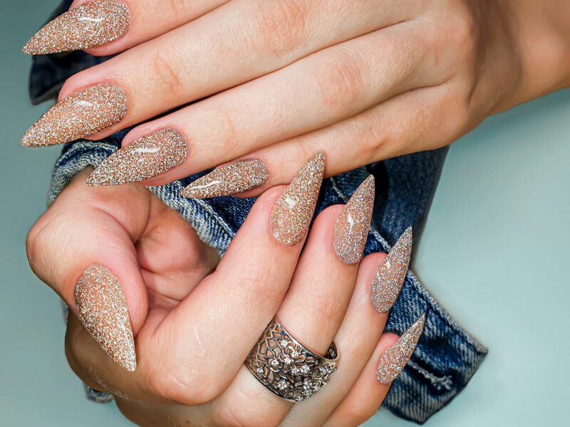 Unghie glitter 2023 le più belle nail art brillanti da provare!
