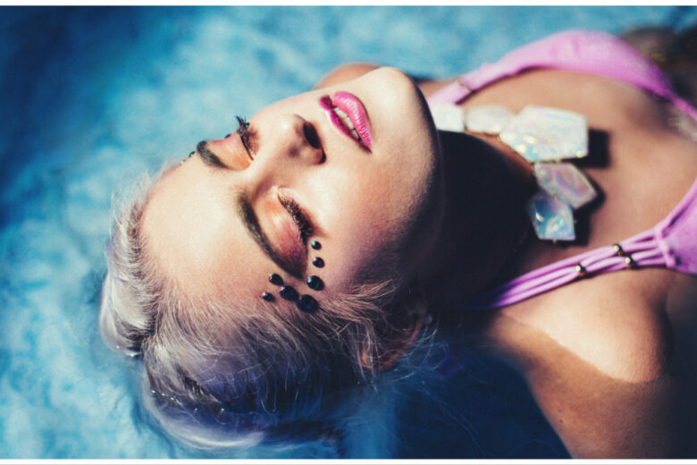 Mermaid beauty look: trucco, capelli e unghie da sirena per la Primavera Estate 2023