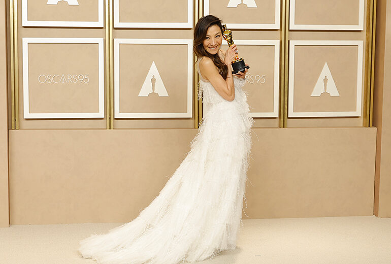 And the winner is… Michelle Yeoh! Ecco i due look favolosi dell’attrice premio Oscar