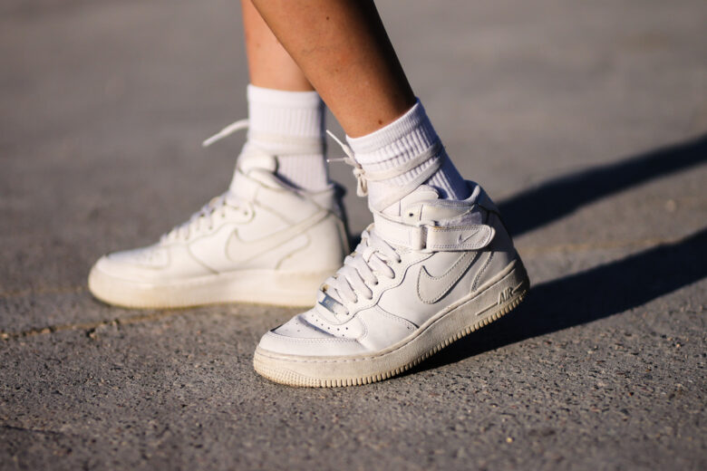 Sneakers bianche: 5 look cool per indossarle in primavera!