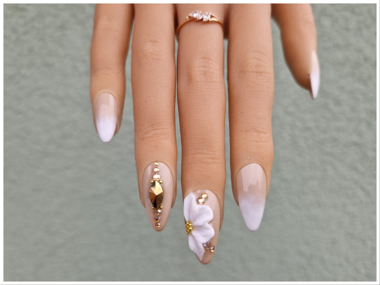 Manicure sulle unghie lunghe con glitter argento
