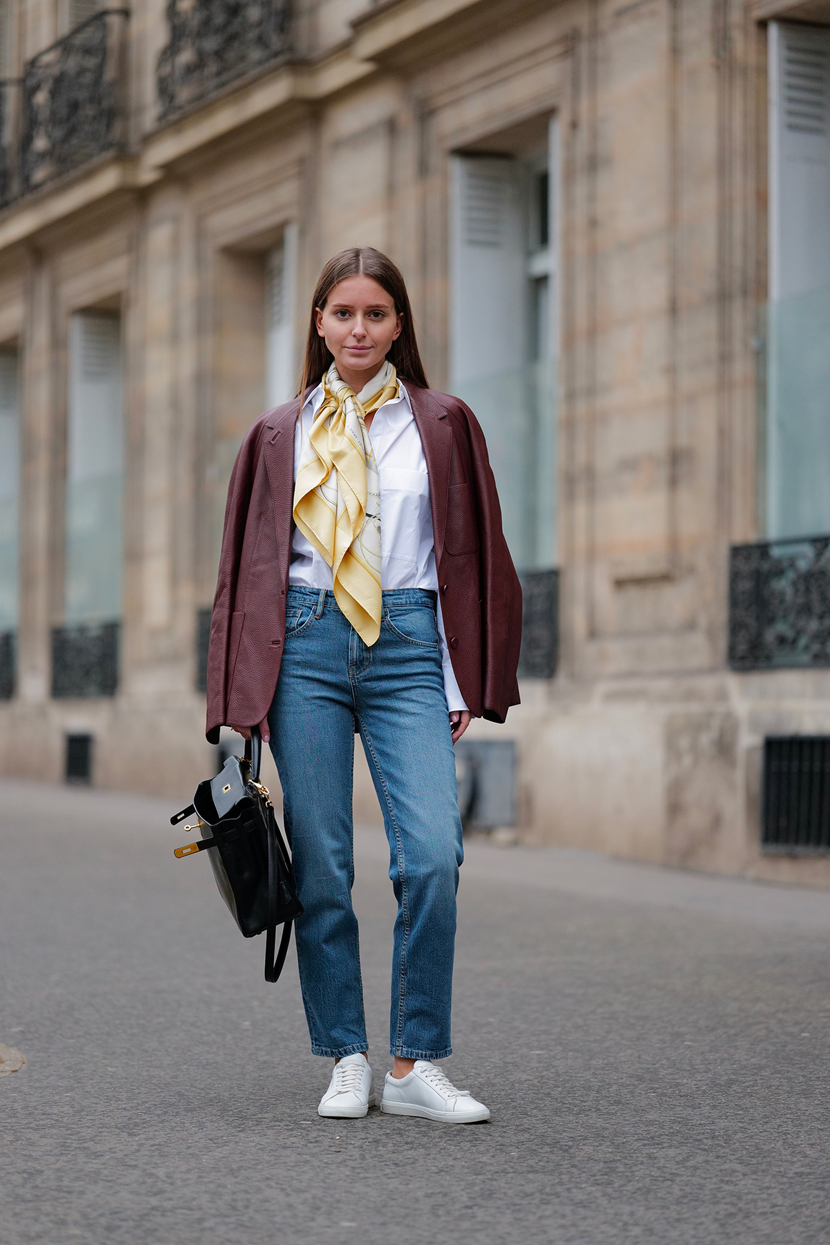 Diane-Batoukina-jeans-+-sneakers-bianche-+-blazer-di-pelle