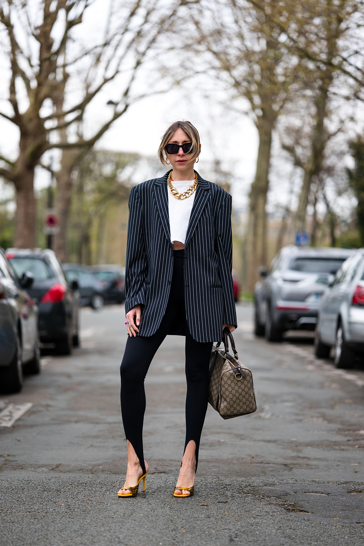 Emy-Venturini-blazer-over-+-leggings-con-staffa-+-collana-catena