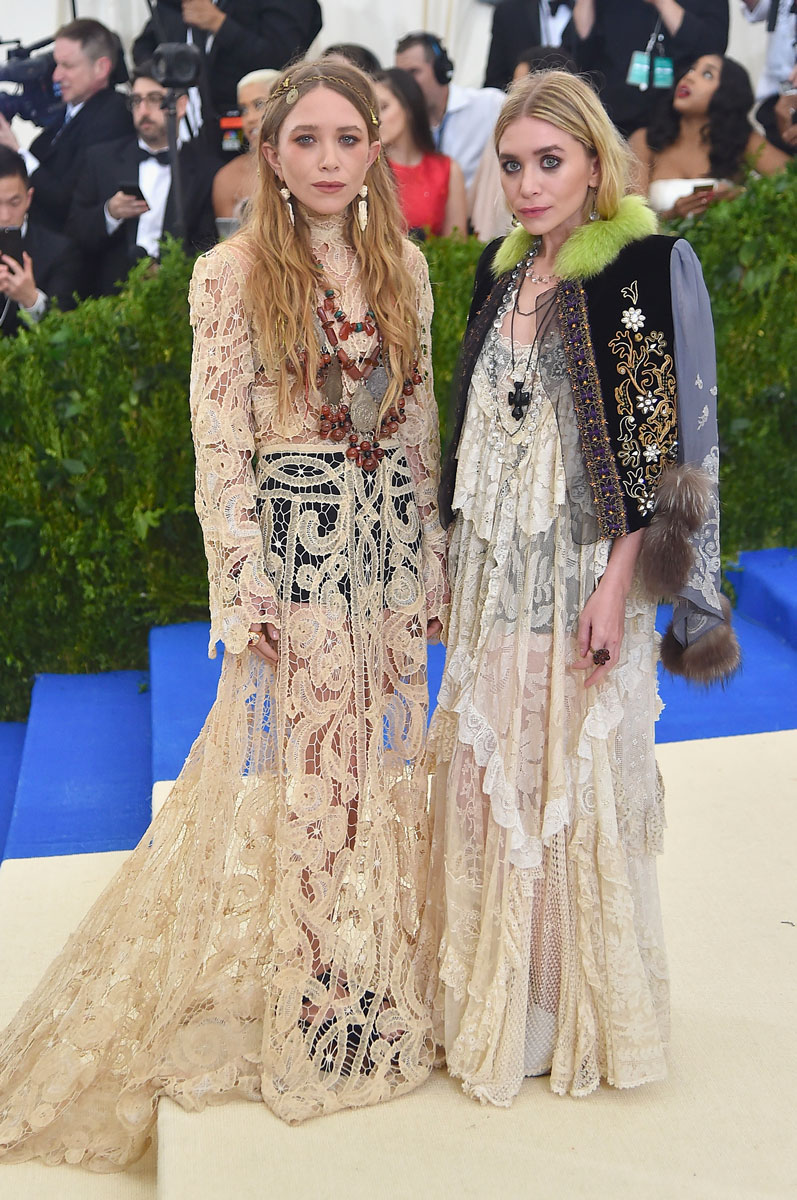 Mary-Kate-Olsen-(L)-and-Ashley-Olsen-met-gala-2017