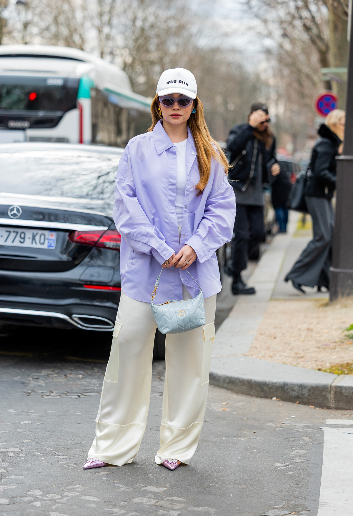 Merve-Görgöz-cargo-pants-+-camicia-over-+-baseball-cap