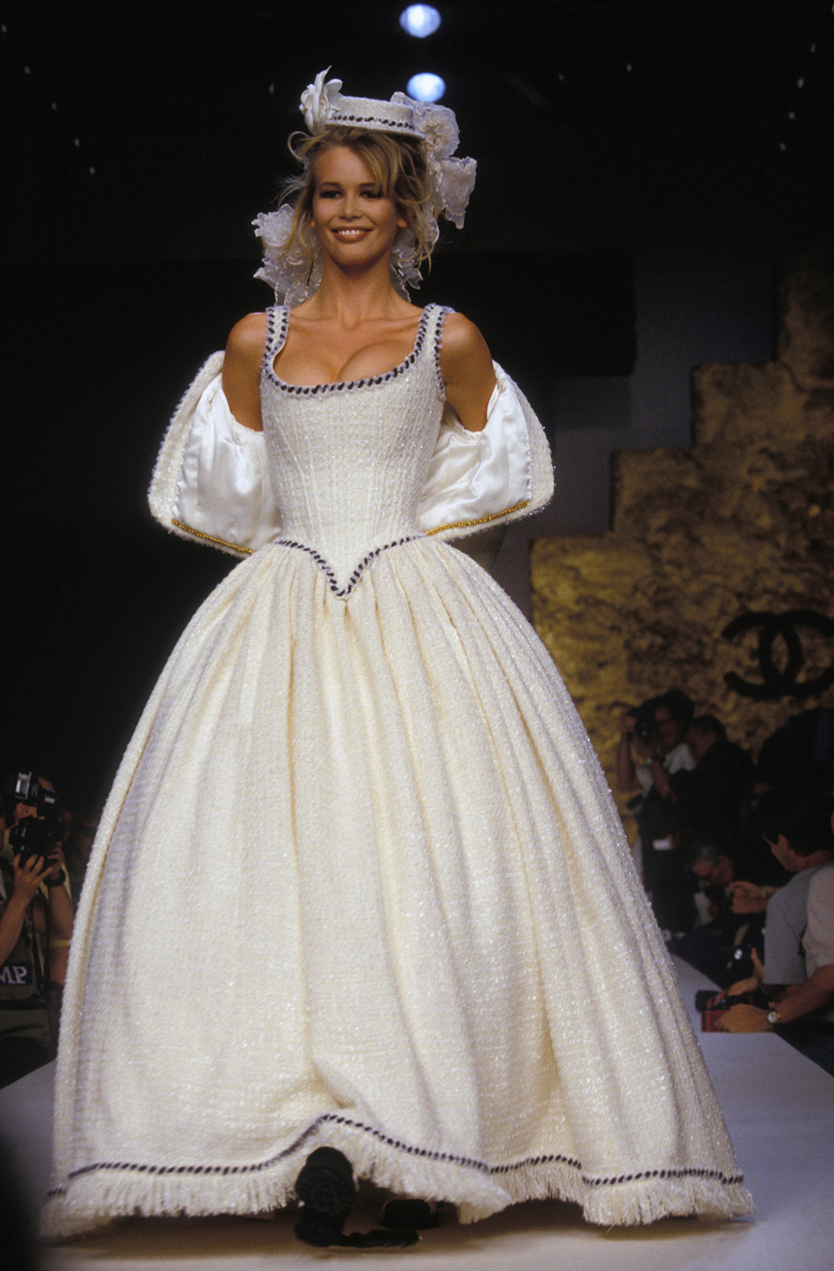 Claudia-Schiffer-lors-du-défilé-haute-couture-de-Chanel-en-juillet-1992-à-Paris