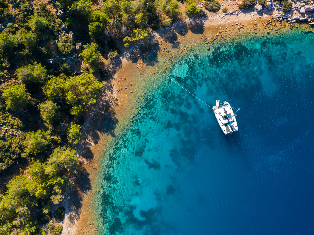 GettyImages-barca-catamarano