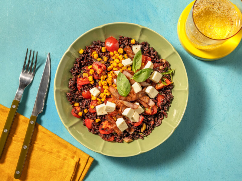 Insalata-di-riso-nero-prosciutto-e-mozzarella-con-mais-tostato-pomodorini-e-olive-leccino_HelloFresh