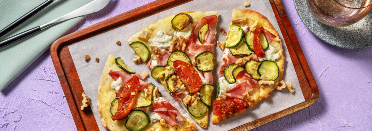 Pinsa-ortolana-alle-zucchine-e-ricotta-con-granella-di-noci-e-pomodorini_HelloFresh