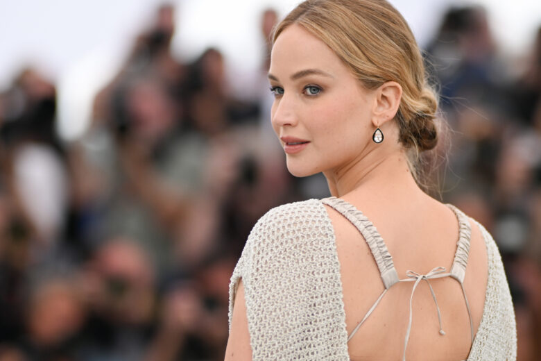 L’abito in maglia crochet chiaro è il capo jolly dell’estate 2023 (parola di Jennifer Lawrence)