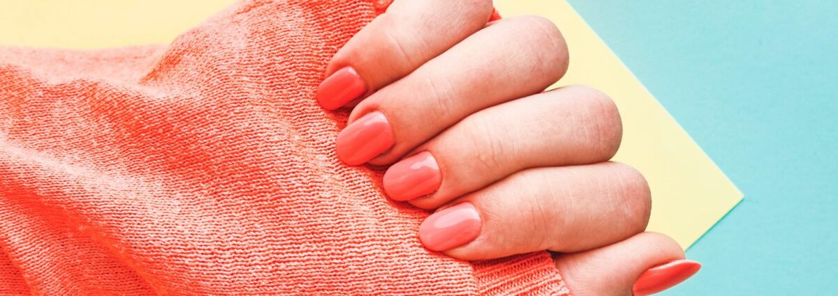 cover unghie color corallo