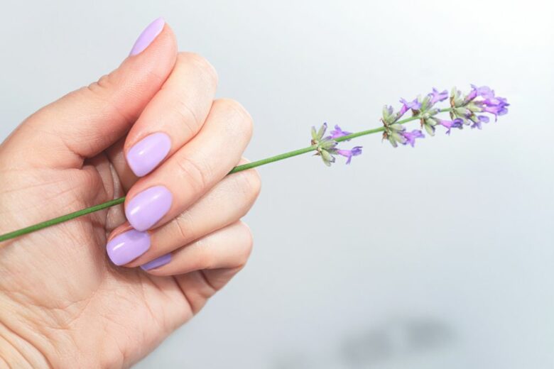 Unghie glicine 2023: scoprite le nail art con il colore del momento