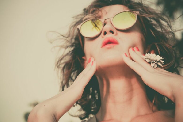 Unghie rosse estive: le nail art glam e originali per declinare in maniera diversa il colore più classico che c’è