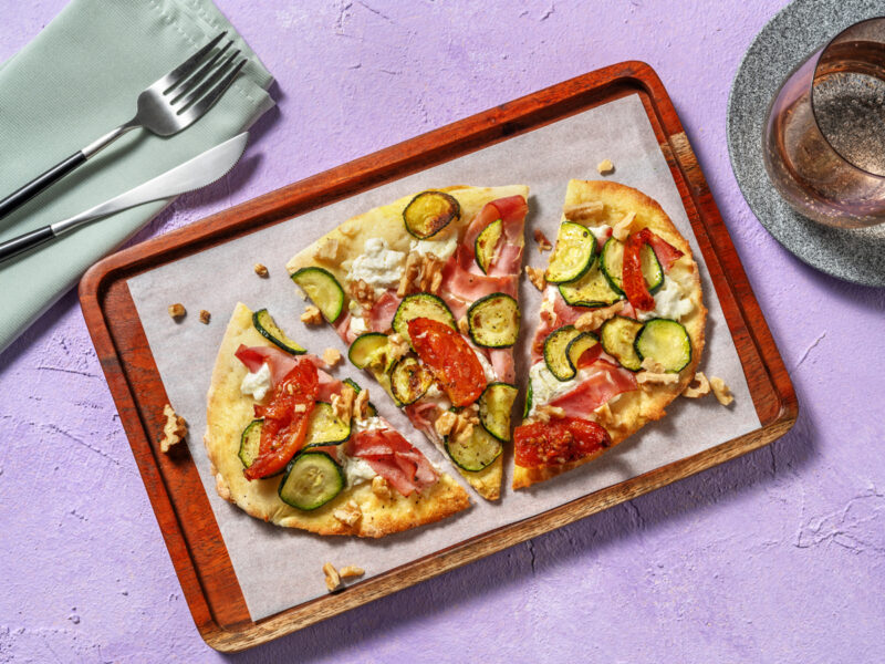 ricette-da-provare-Pinsa-ortolana-alle-zucchine-e-ricotta-con-granella-di-noci-e-pomodorini_HelloFresh