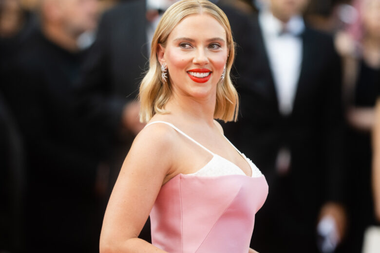 Scarlett Johansson e l’abito rosa baby che fa sognare