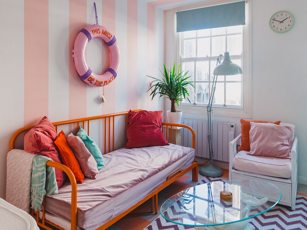 Airbnb_Coloratissimo-Appartamento-sulla-Costa_Living_Regno-Unito