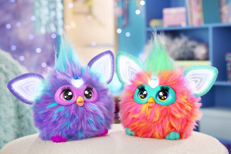 Furby compie 25 anni (e ora fa davvero di tutto)