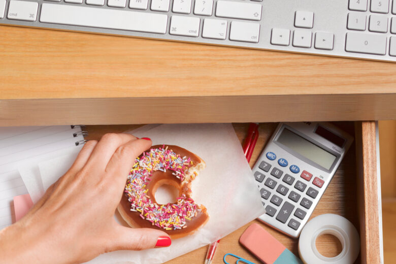 Cosa mangiare a merenda in ufficio? 5 snack sani che si trovano (anche) nelle macchinette
