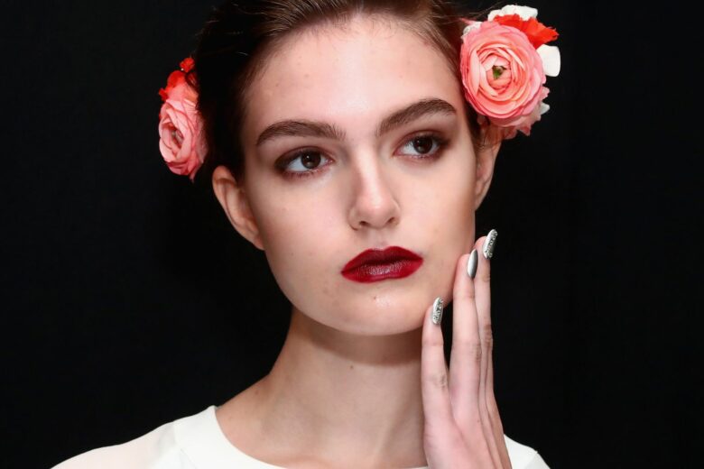 Silver manicure: scoprite 13 idee originali per unghie estive luminosissime!