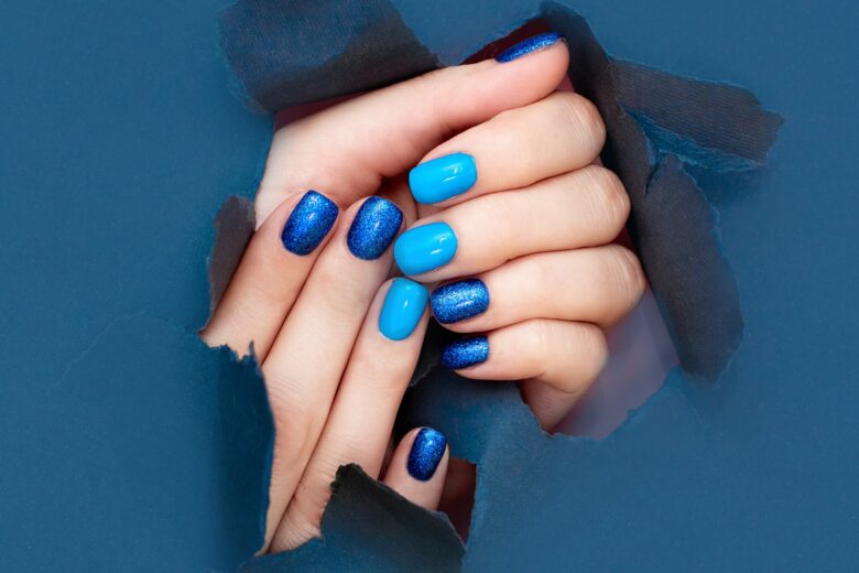 Le unghie blu sfumate sono il nail trend per chi ama i colori del mare
