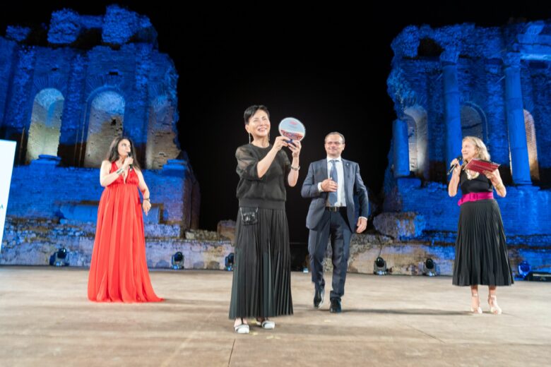 Taormina celebra l’alta moda e premia il marchio Anteprima