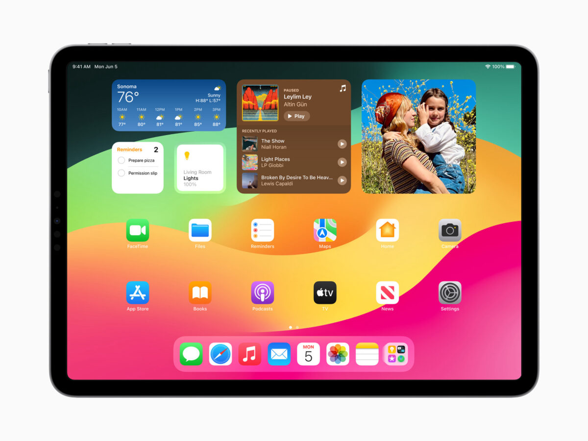 Apple-WWDC23-iPadOS-17-widgets-230605_big.jpg.large_2x-2