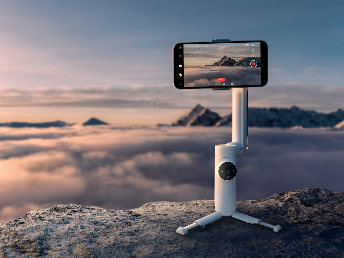 Insta360-Flow_Built-In-Tripod-02