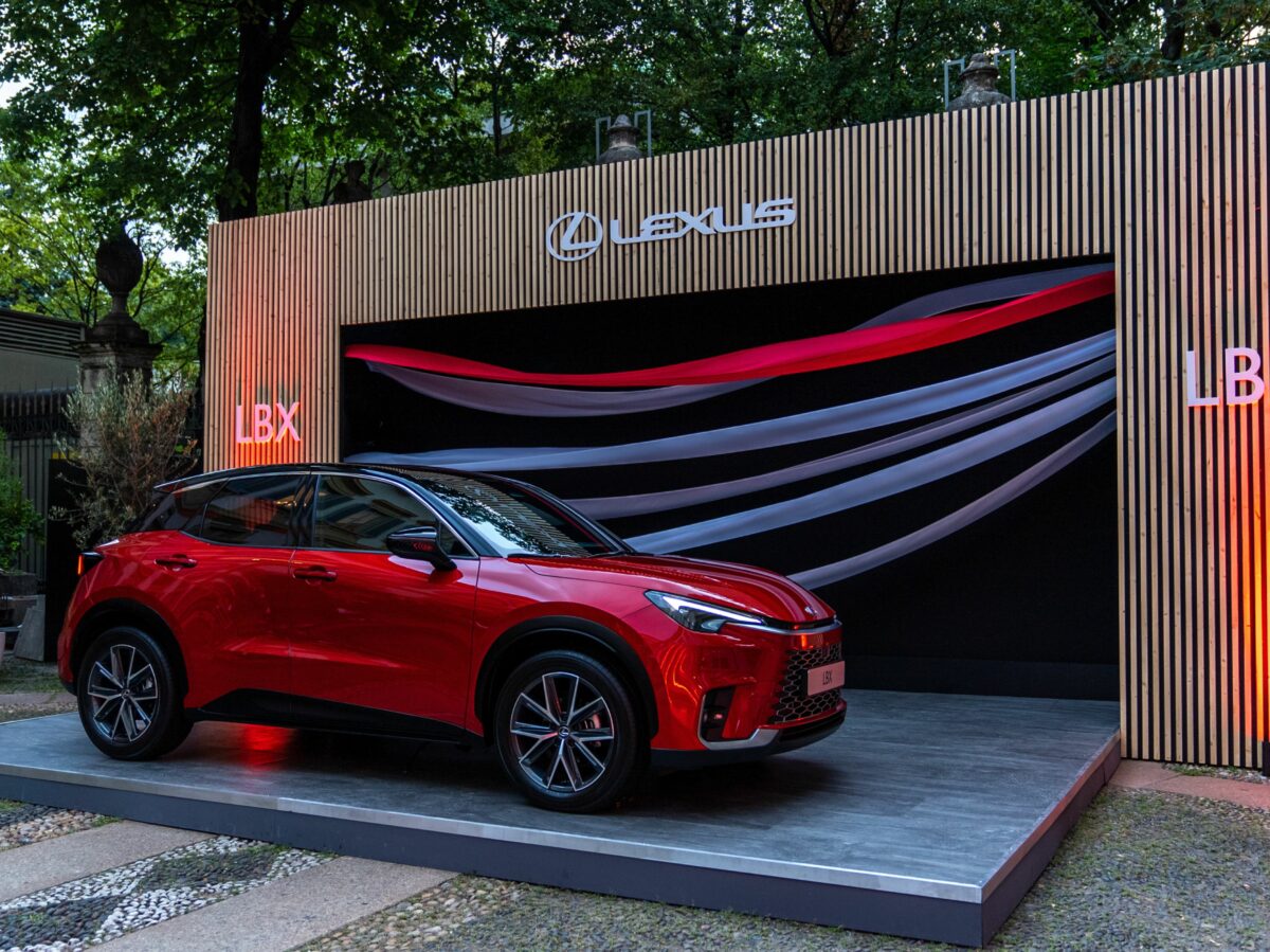 Lexus Car Wash Milano Lancio nuovo SUV LBX