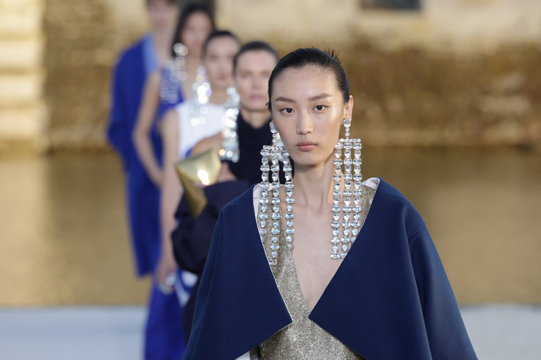 Valentino: la sfilata Haute Couture allo Château de Chantilly