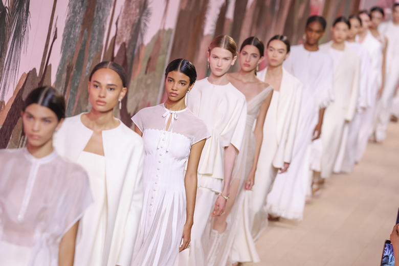Dior Haute Couture: la sfilata parigina al Musée Rodin tra mito e contemporaneità