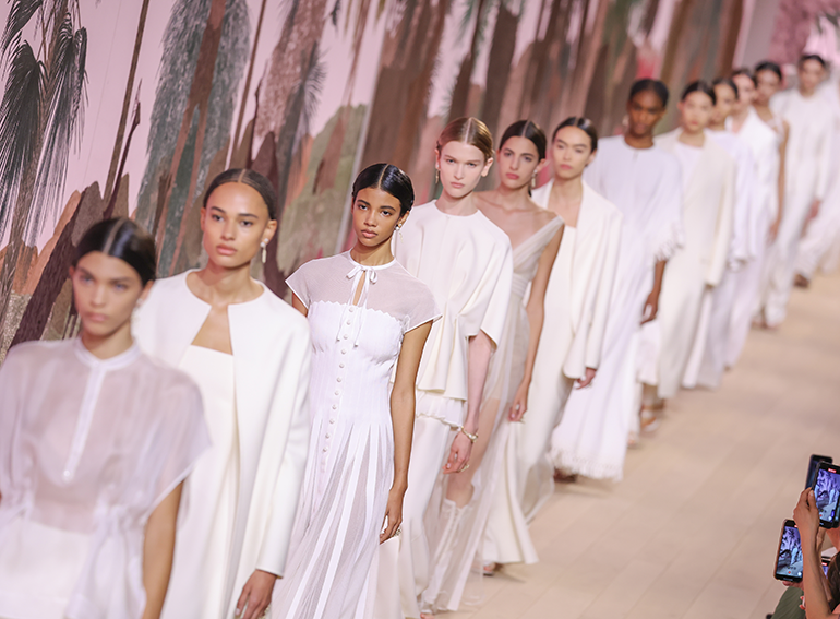 dior-sfilata-haute-couture-ai-23-24-parigi-alta-moda