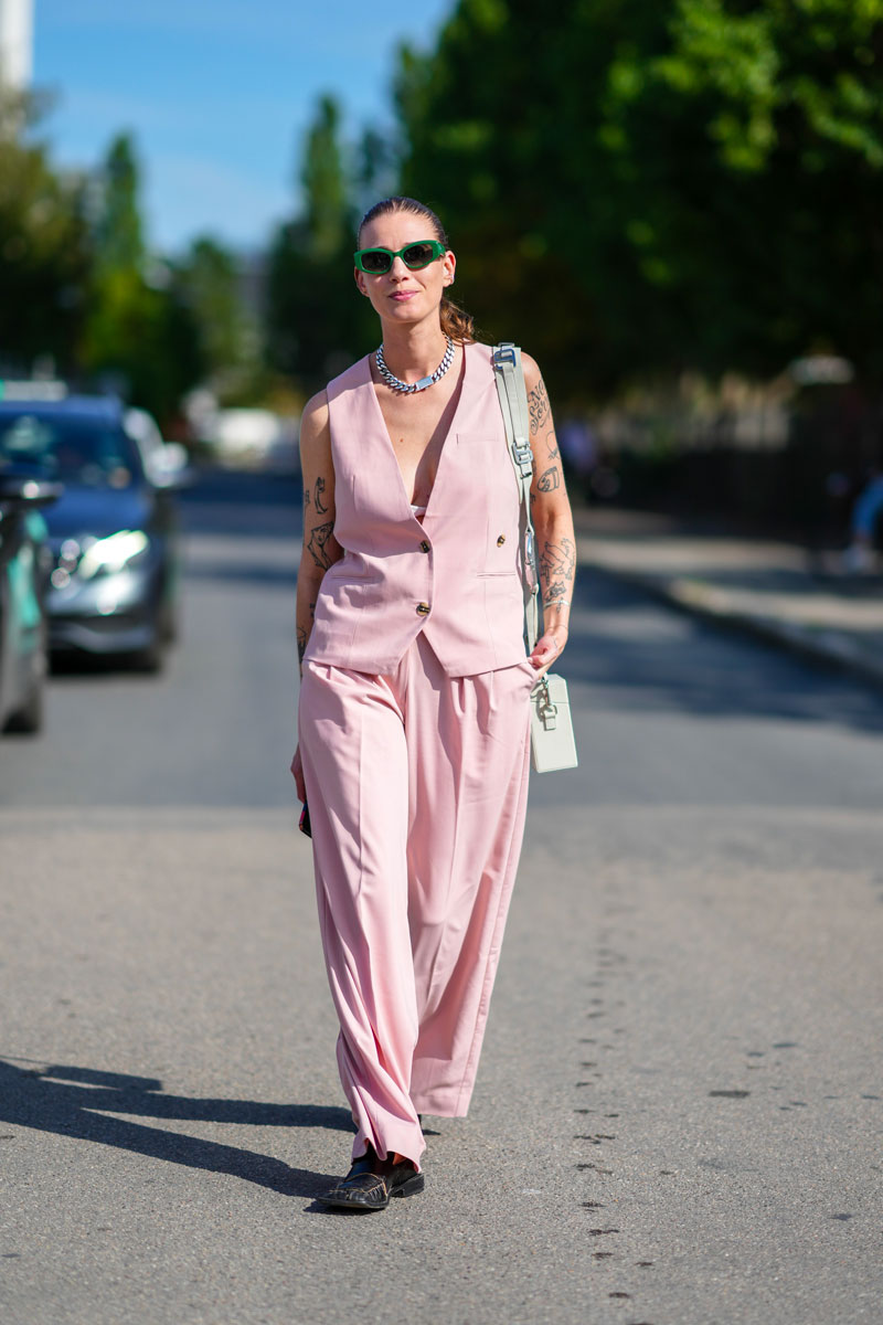 look-gilet-rosa-completo-