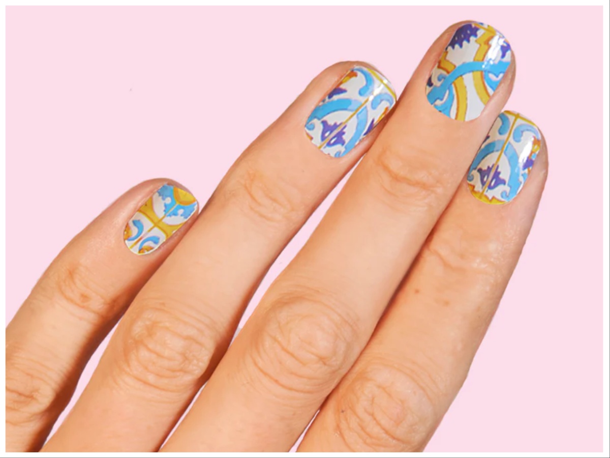 Unghie effetto ceramica la nail art dell’estate 2023 è delicata, in