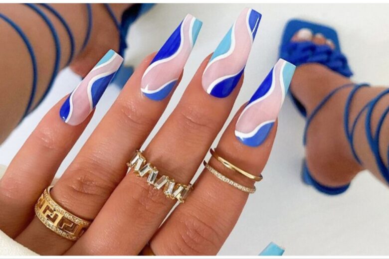 Unghie mare 2023: le 12 ispirazioni più belle per nail art a tema marino da sfoggiare in vacanza