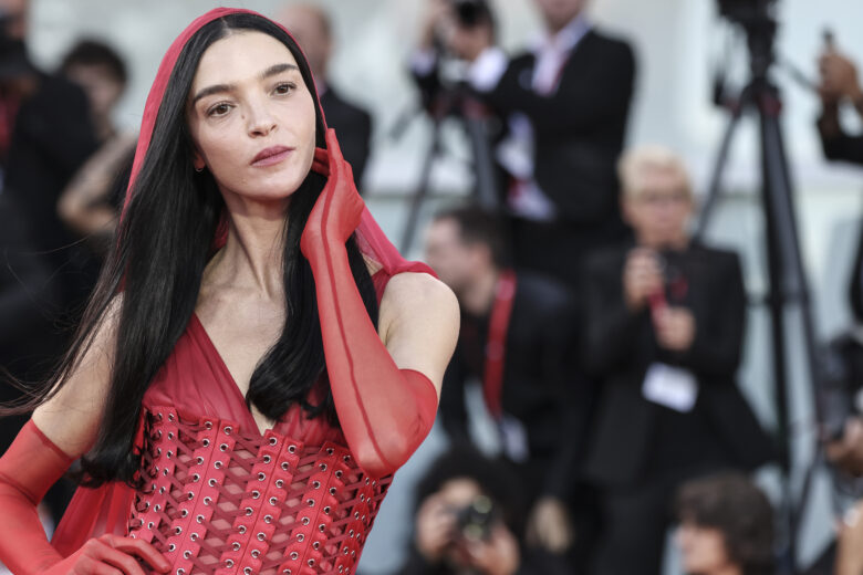 Audace e sensuale: il look total red di Mariacarla Boscono è il più chiacchierato di Venezia 80