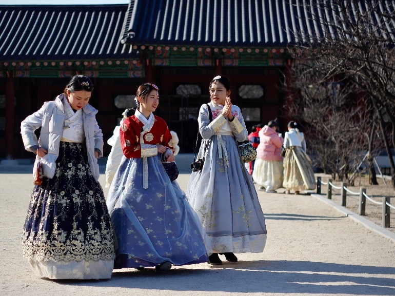 seul hanbok corea kseniya-petukhova-SahEnZR5Ni8-unsplash