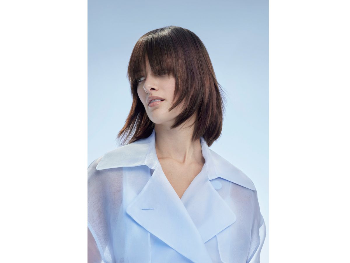 Tagli capelli medi scalati e sfilati lisci