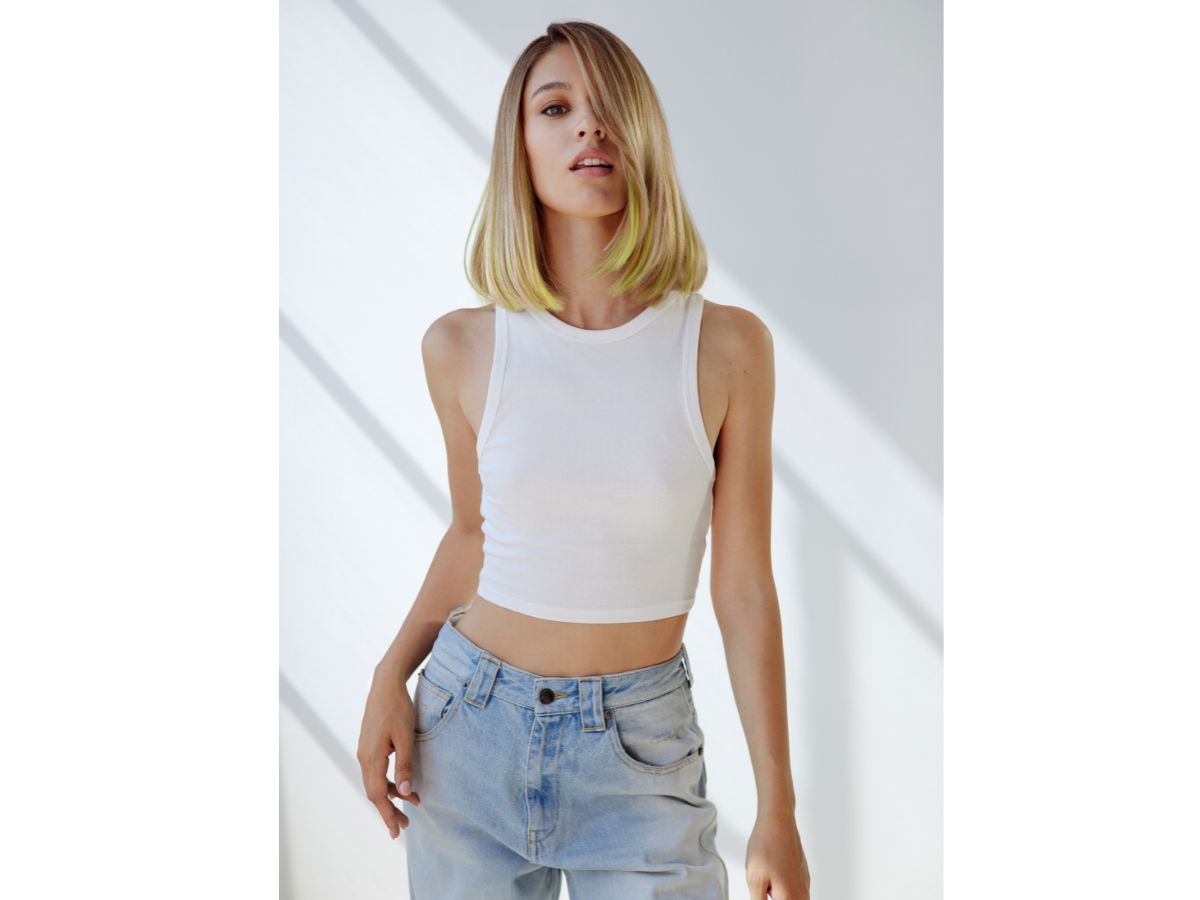 Tagli capelli medi scalati e sfilati lisci