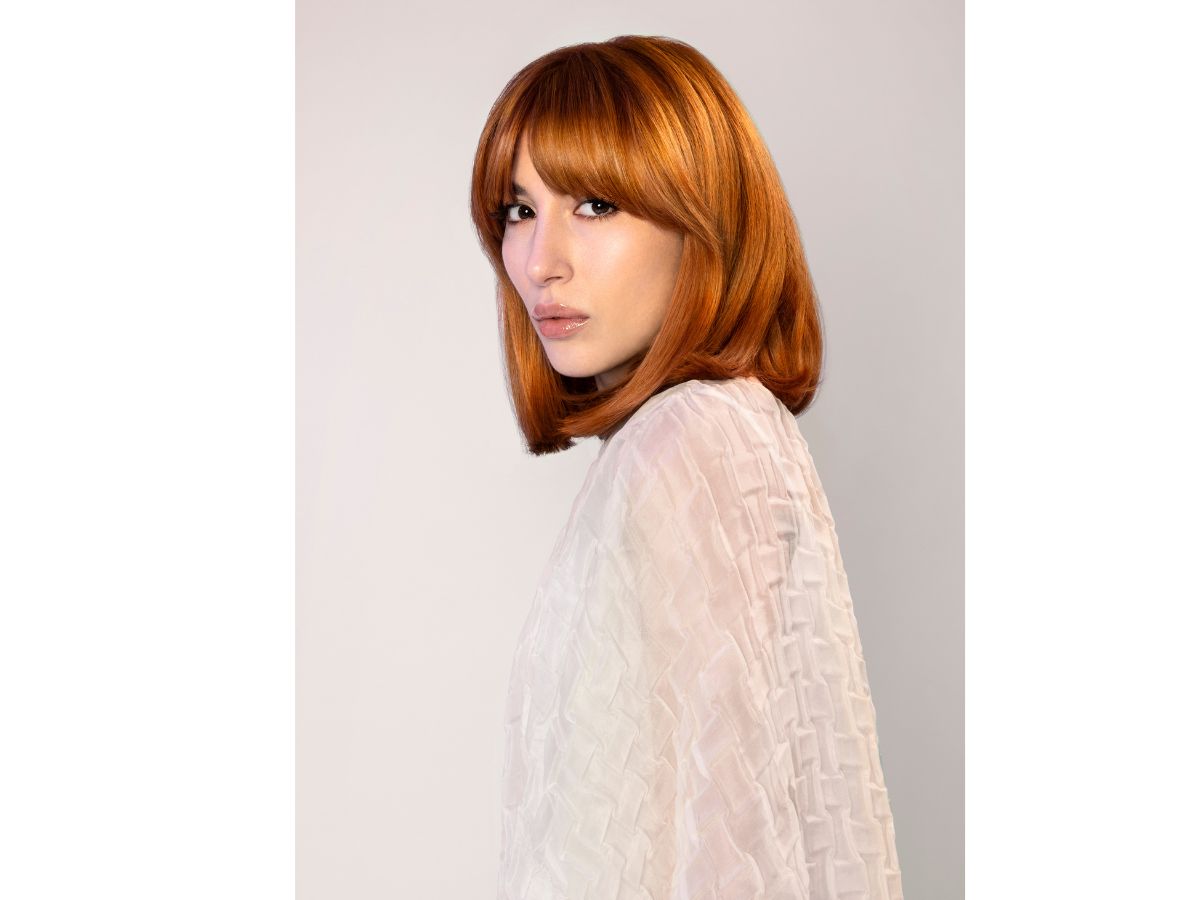 Tagli capelli medi scalati e sfilati lisci