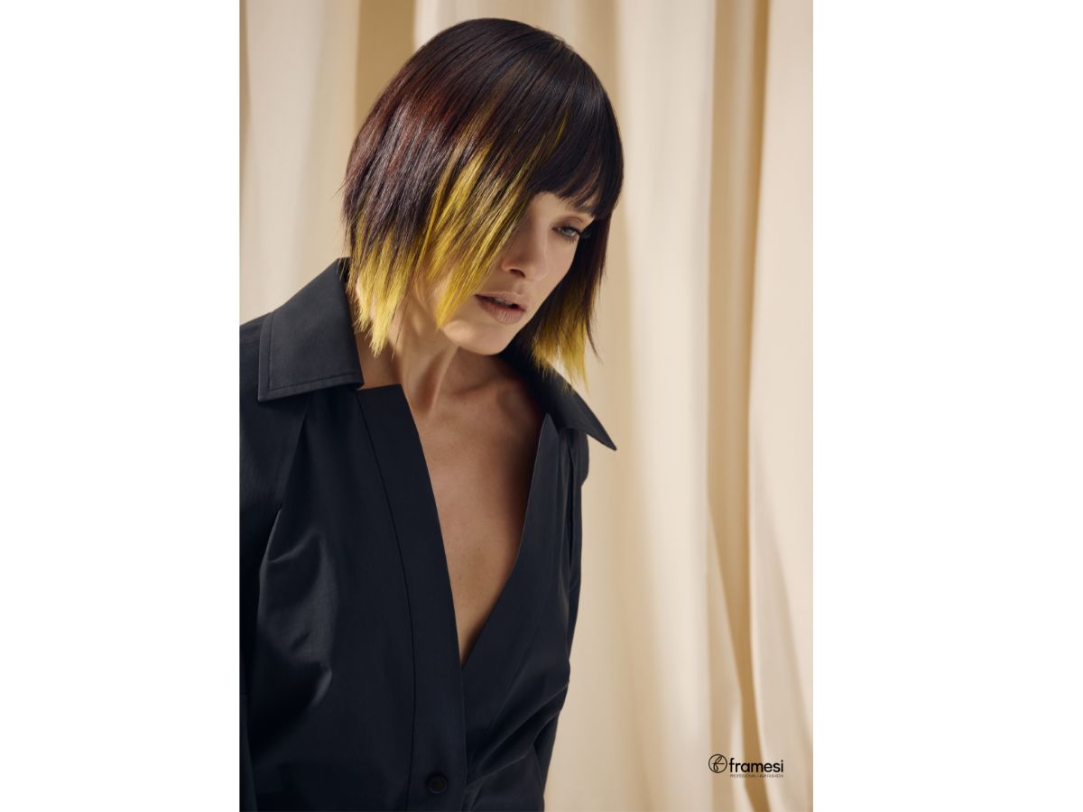 Tagli capelli medi scalati e sfilati lisci