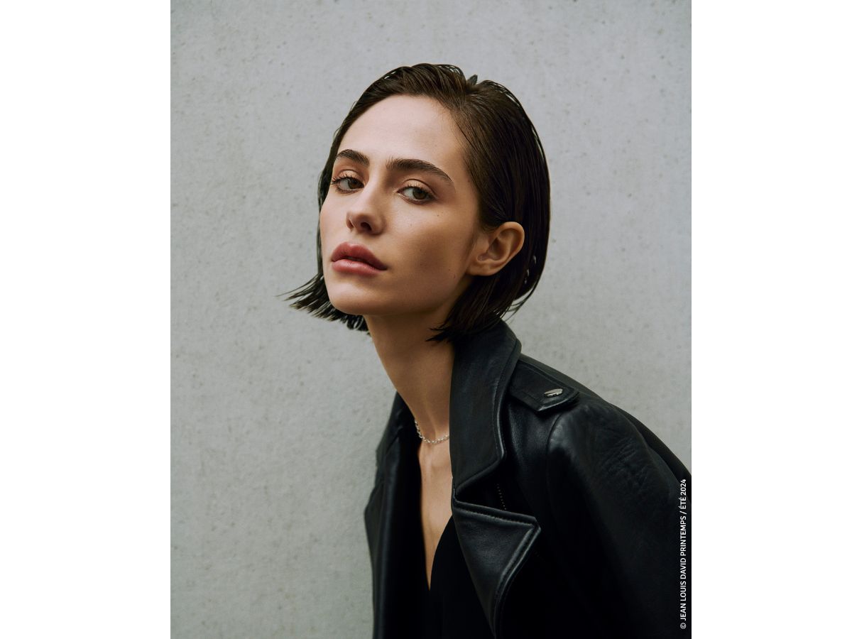 Tagli capelli medi scalati e sfilati lisci