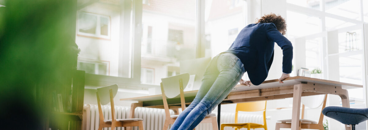 GettyImages-ginnastica-scrivania