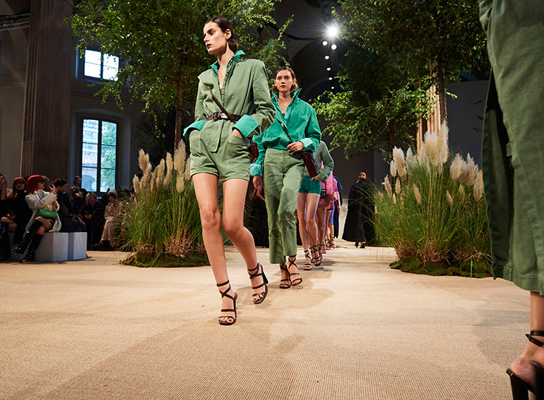 max-mara-sfilata-pe-24-mob